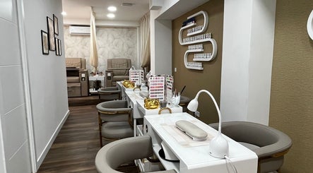 Salón de manicura elegante en Minimalist Beauty Salón de Oro, Madrid, Comunidad De Madrid, ES.