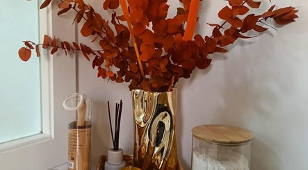 Decoración elegante en Minimalist Beauty Salón de Oro, Madrid, Comunidad De Madrid, ES con jarrón dorado.