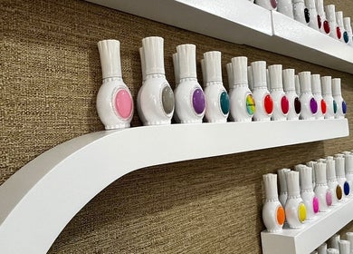Exhibición de esmaltes en Minimalist Beauty Salón de Oro, Madrid, Comunidad De Madrid, ES