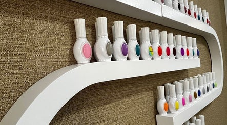 Exhibición de esmaltes en Minimalist Beauty Salón de Oro, Madrid, Comunidad De Madrid, ES