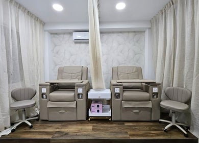 Área de descanso en Minimalist Beauty Salón de Oro, Madrid, Comunidad De Madrid, ES: asientos de cuero y cortinas elegantes.