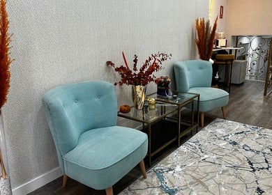 Elegante sala de espera en Minimalist Beauty Salón de Oro, Madrid, Comunidad De Madrid, ES.