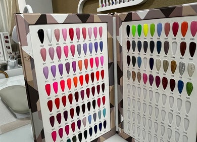 Muestra de esmaltes variados en Minimalist Beauty Salón de Oro, Madrid, Comunidad De Madrid, ES.