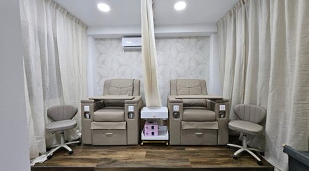 Zona de relajación con sillones en Minimalist Beauty Salón de Oro, Madrid, Comunidad De Madrid, ES.