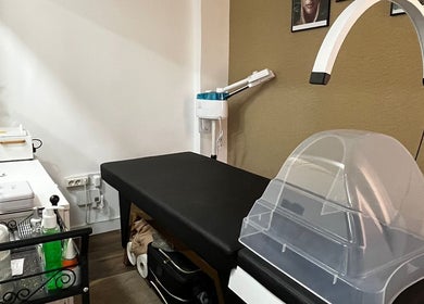 Sala de tratamiento en Minimalist Beauty Salón de Oro, Madrid, Comunidad De Madrid, ES.