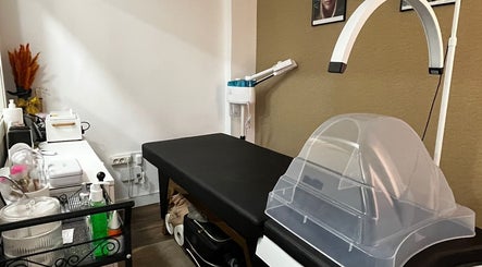 Sala de tratamiento en Minimalist Beauty Salón de Oro, Madrid, Comunidad De Madrid, ES.