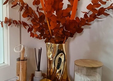 Ramo de hojas en jarrón dorado en Minimalist Beauty Salón de Oro, Madrid, Comunidad De Madrid, ES.