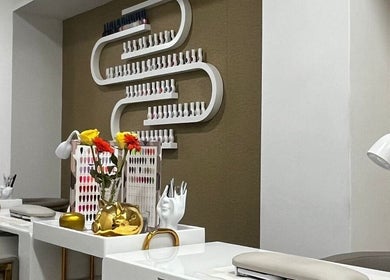 Estación de manicura elegante en Minimalist Beauty Salón de Oro, Madrid, Comunidad De Madrid, ES.