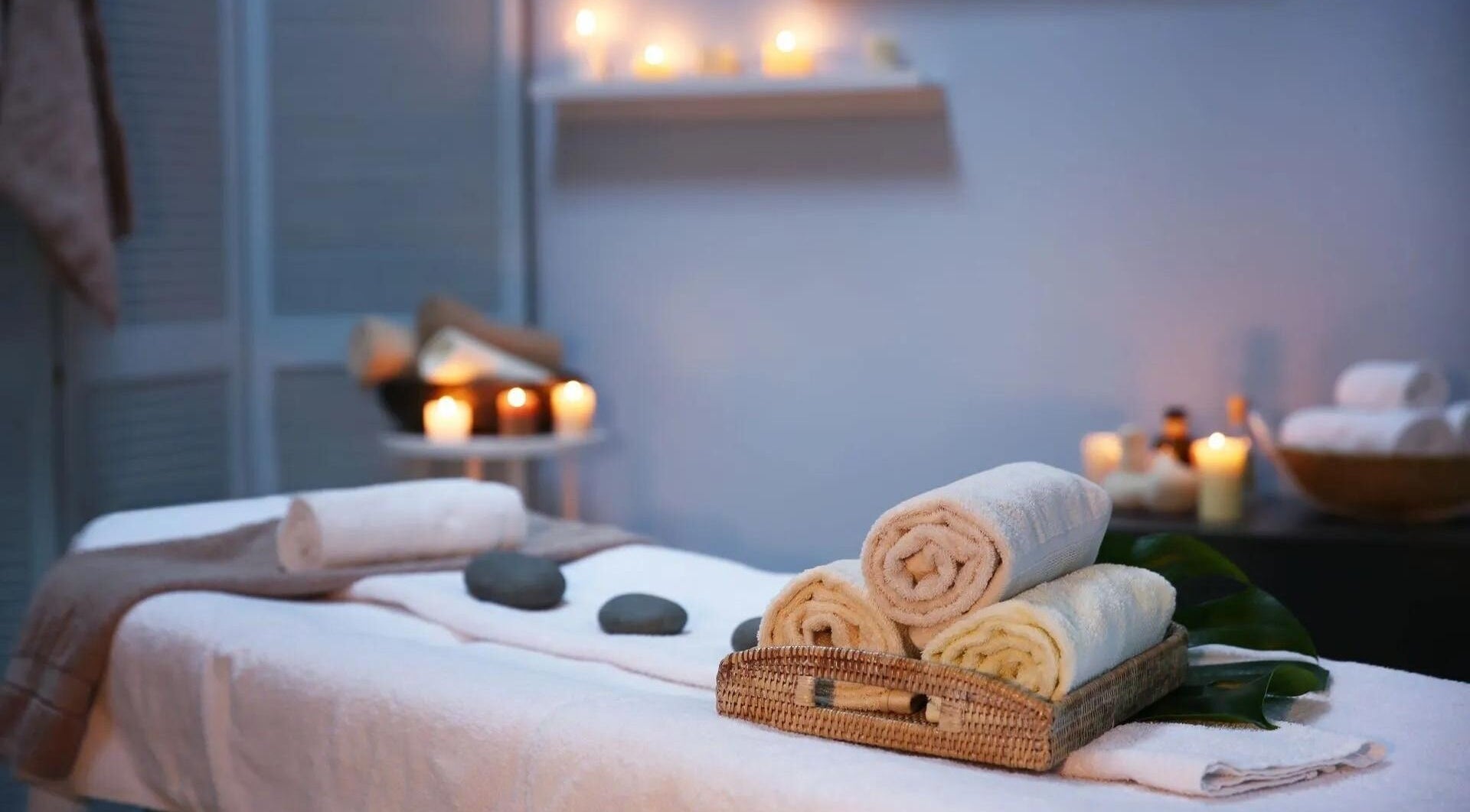 在Spring Hill的亚洲按摩疗法的温馨按摩室，氛围柔和舒适。