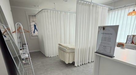 Cozy treatment room at Lashvibe Seoul, 서울특별시, 서울특별시, KR with privacy curtains and modern decor.