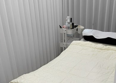 Treatment area at Lashvibe Seoul, 서울특별시, 서울특별시, KR, featuring a cozy massage bed.