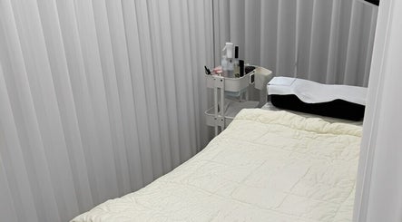 Treatment area at Lashvibe Seoul, 서울특별시, 서울특별시, KR, featuring a cozy massage bed.