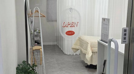 Lashvibe Seoul venue entry showcasing a cozy interior in 서울특별시, 서울특별시, KR.