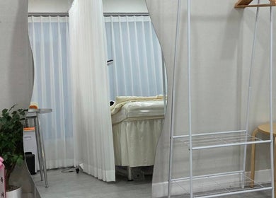 Calm and minimalist treatment area at Lashvibe Seoul, 서울특별시, 서울특별시, KR with privacy curtains.