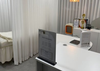 Lashvibe Seoul's serene treatment area with a comfortable bed and stylish decor, 서울특별시, 서울특별시, KR.