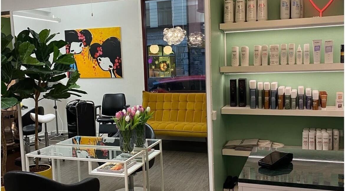 Interiör av IN BLOOM by Annika, Stockholm, Stockholms Län, SE. Mysig salongsinredning med konst och produkter.