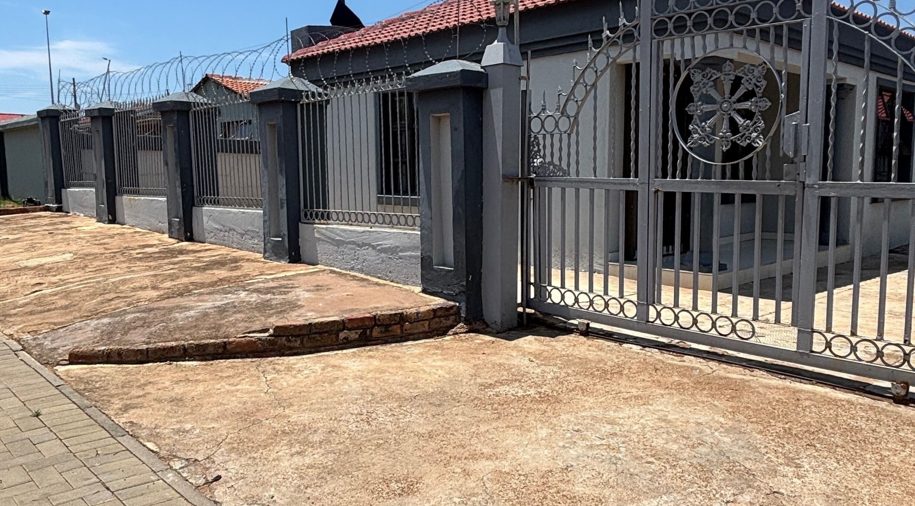 Stylish entrance gate at Nailsbytshepang in Soshanguve, Gauteng, ZA, showcasing a welcoming exterior.