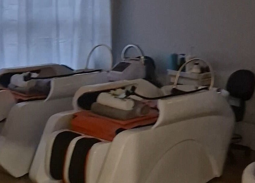 Relaxing wash stations at Halo head spa & beauté in Montréal, Québec, CA for ultimate pampering.