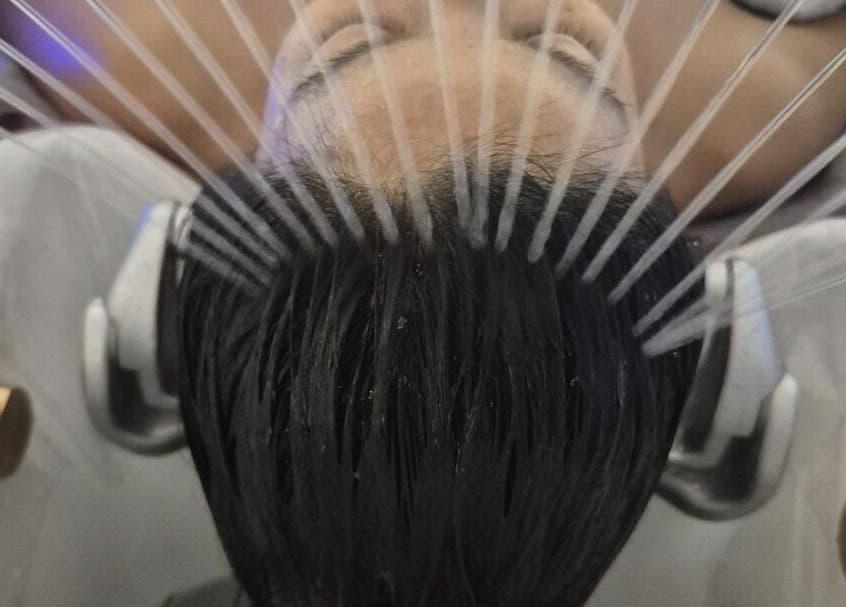 Luxurious head spa at Halo head spa & beauté, Montréal, Québec, CA. Experience soothing water jets for relaxation.