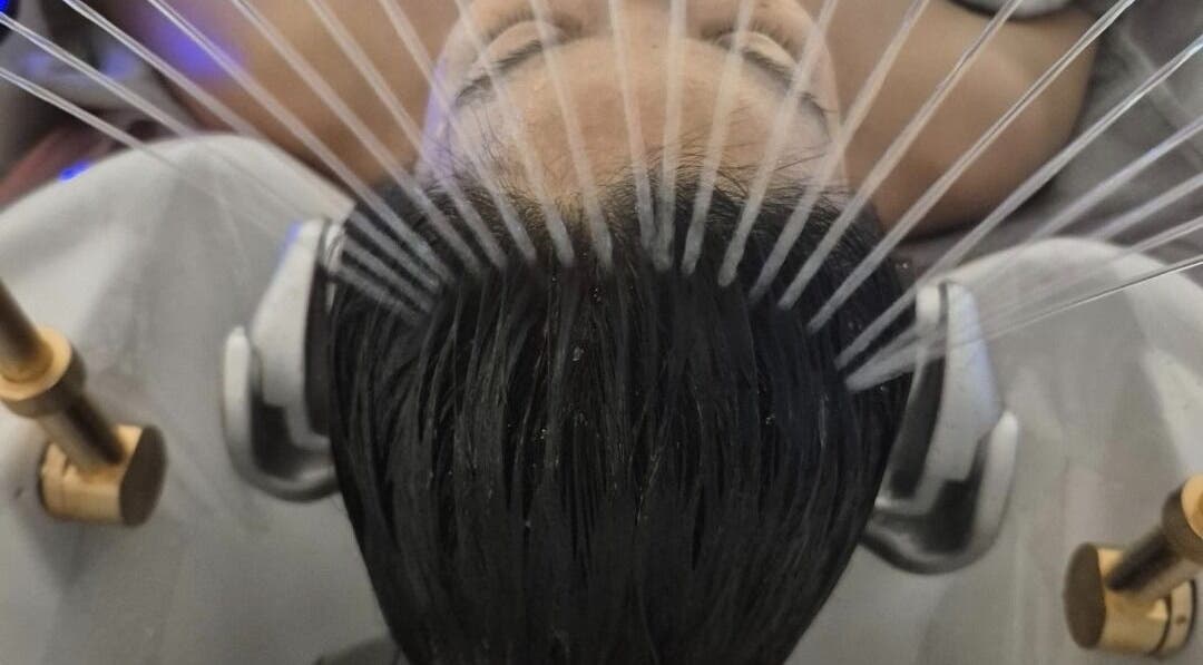 Luxurious head spa at Halo head spa & beauté, Montréal, Québec, CA. Experience soothing water jets for relaxation.