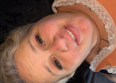 Cliente sorrindo após extensão de pestanas na Lashes by Lara, São João Da Madeira, Aveiro, PT.