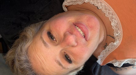 Cliente sorrindo após extensão de pestanas na Lashes by Lara, São João Da Madeira, Aveiro, PT.