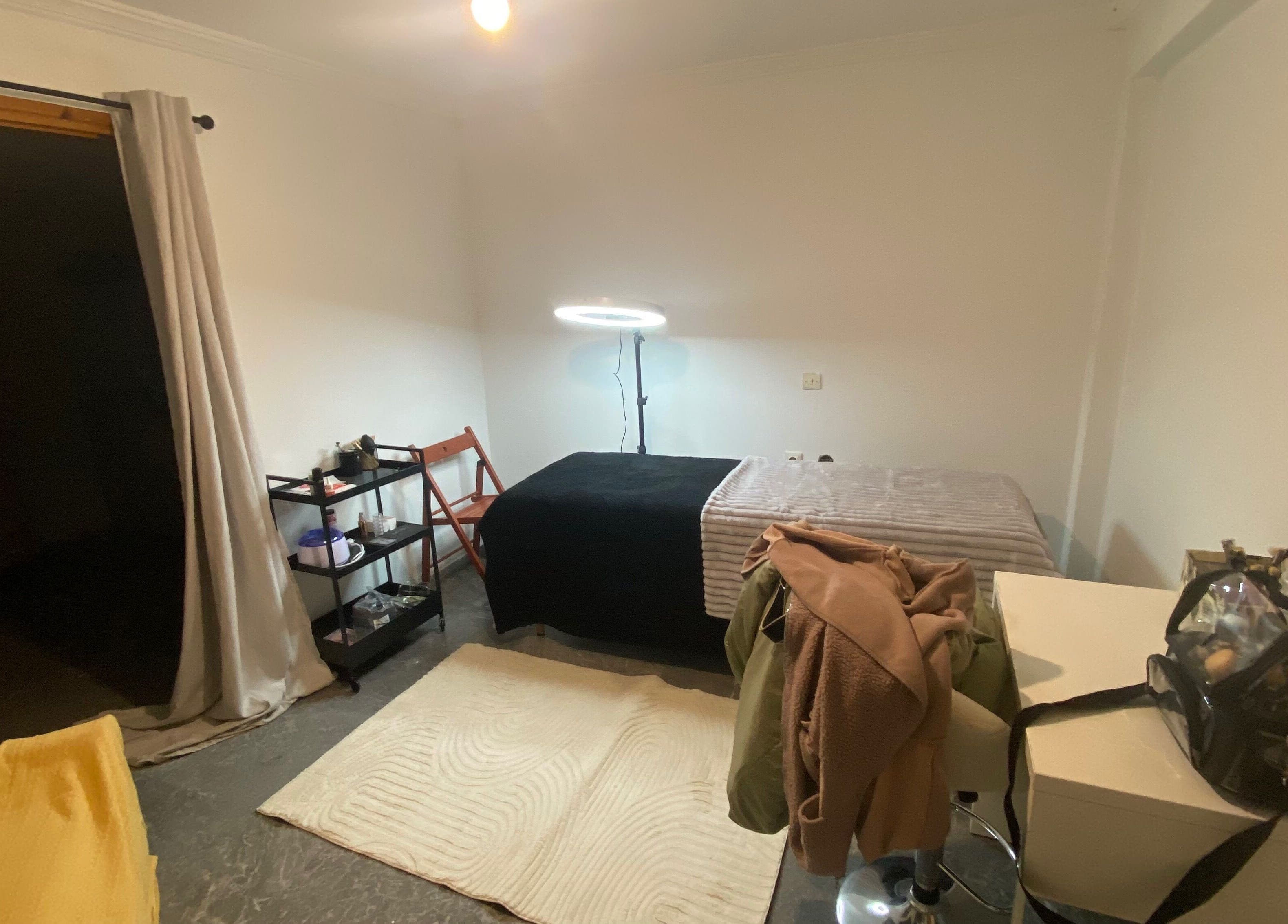 Δωμάτιο αισθητικής στο Joanna Botsi Makeup | Brow & Lash lift, Άγιος Νικόλαος, GR, με καρέκλα και λάμπα.