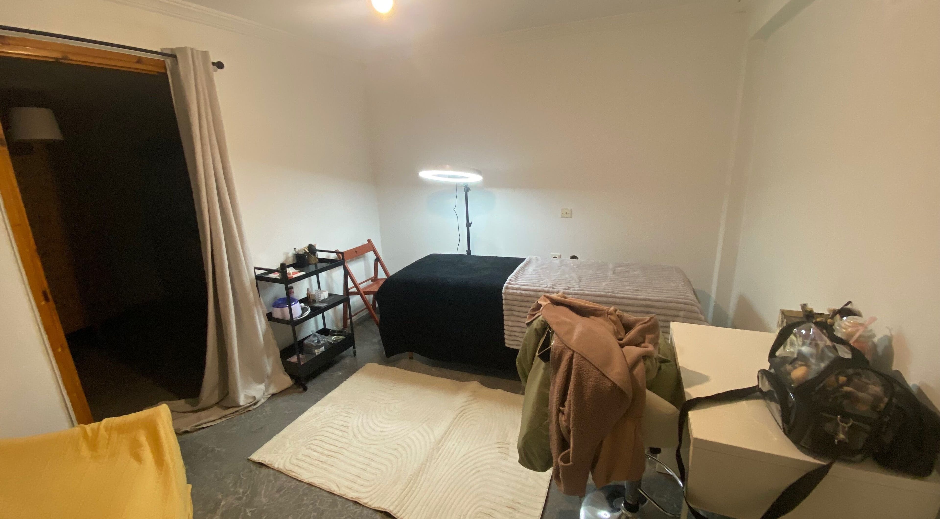 Δωμάτιο αισθητικής στο Joanna Botsi Makeup | Brow & Lash lift, Άγιος Νικόλαος, GR, με καρέκλα και λάμπα.