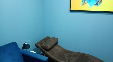 Sala de terapia em Paulo Sergio Sousa Terapeuta, São Paulo, São Paulo, BR, com poltrona moderna e decoração azul.