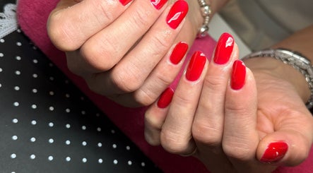 Manicure rossa lucida presso BeautyArtist, Empoli, Toscana, IT.