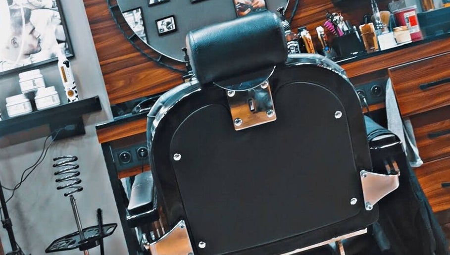 Barber chair at yas salon in Den Haag, Zuid-holland, NL with modern styling tools.