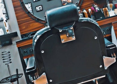 Barber chair at yas salon in Den Haag, Zuid-holland, NL with modern styling tools.