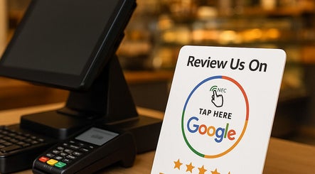 Review sign at yas in Den Haag, Zuid-holland, NL inviting feedback with star ratings.