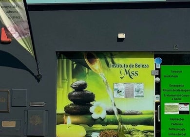 Fachada do Karina Kolesya Lash em Setúbal, Setúbal, PT, com imagem serena de pedras e água.