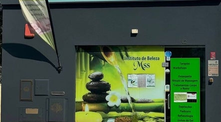 Fachada do Karina Kolesya Lash em Setúbal, Setúbal, PT, com imagem serena de pedras e água.