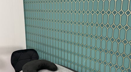 Parede com padrão geométrico no Karina Kolesya Lash, Setúbal, Setúbal, PT, em espaço de bem-estar.