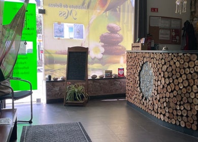 Recepção acolhedora do Karina Kolesya Lash em Setúbal, PT, com design natural e iluminação suave.