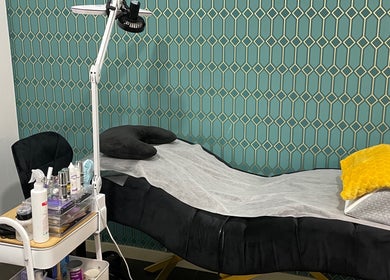 Cama de estética em Karina Kolesya Lash, Setúbal, Setúbal, PT com almofadas preta e amarela.