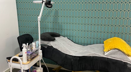Cama de estética em Karina Kolesya Lash, Setúbal, Setúbal, PT com almofadas preta e amarela.