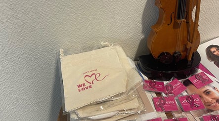 Sac en toile et violon miniature chez Daho Amin Ostéopathe, Douvaine, Auvergne-rhône-alpes, FR.