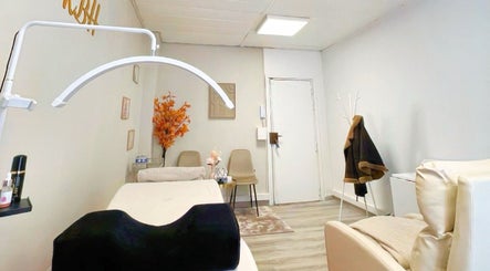 Salle de soin élégante chez Kaybeautyhouse, Sarcelles, Île-de-France, FR avec décor apaisant.