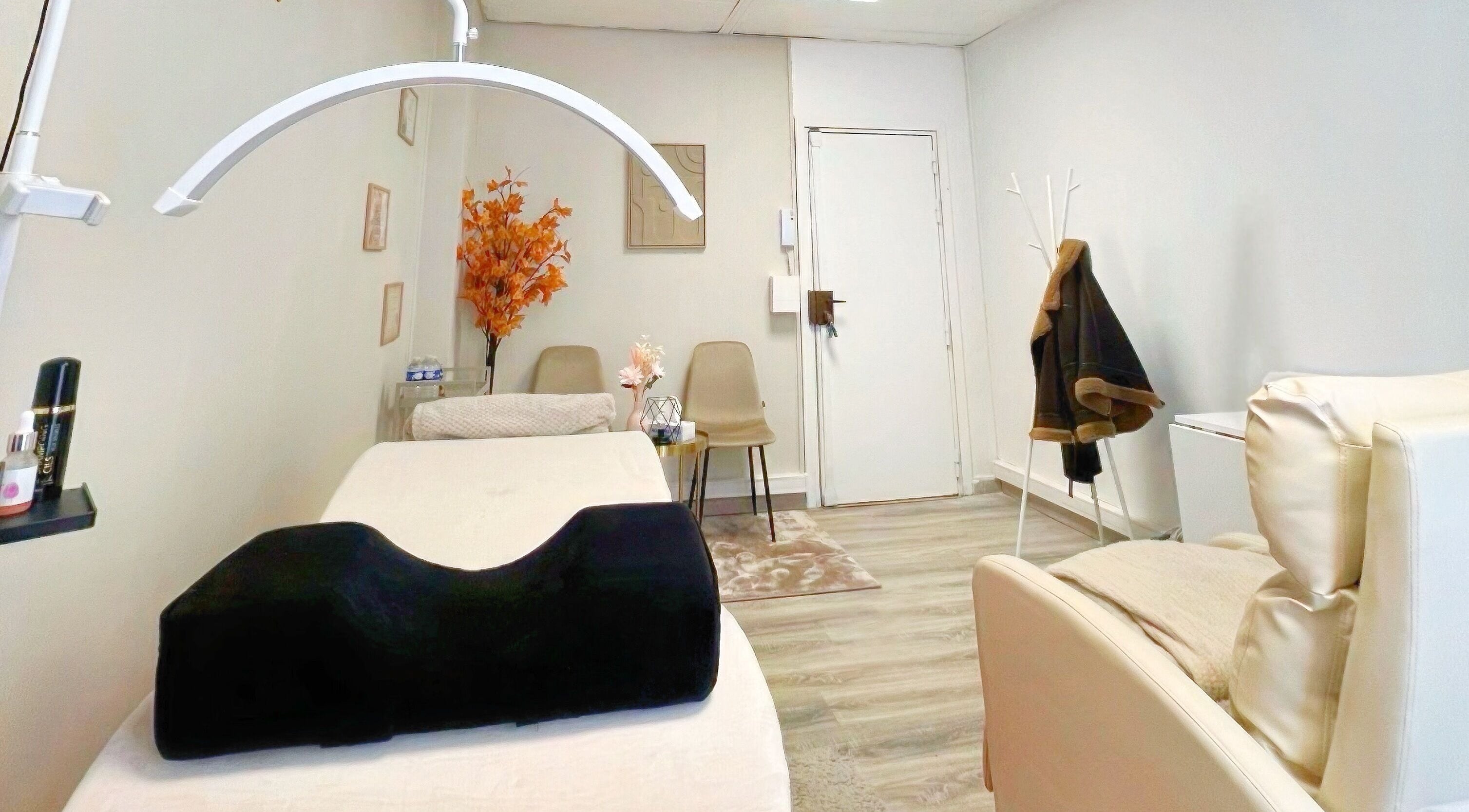 Salle de détente moderne à Kaybeautyhouse, Sarcelles, Île-de-France, FR, avec table de massage et décoration élégante.