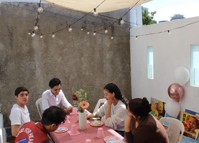 Reunión en VIDARTE LAE, Guadalajara, Jalisco, MX con amigos compartiendo bajo luces y decoración.