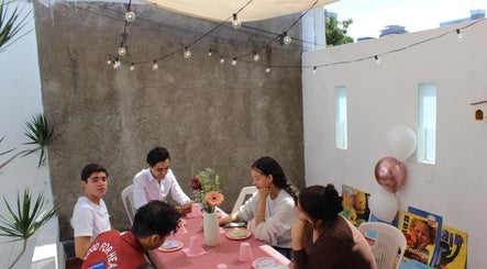 Reunión en VIDARTE LAE, Guadalajara, Jalisco, MX con amigos compartiendo bajo luces y decoración.