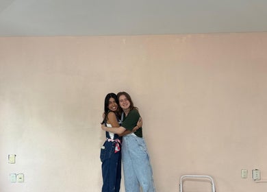 Dos personas abrazándose en VIDARTE LAE, Guadalajara, Jalisco, MX, mostrando camaradería y alegría.