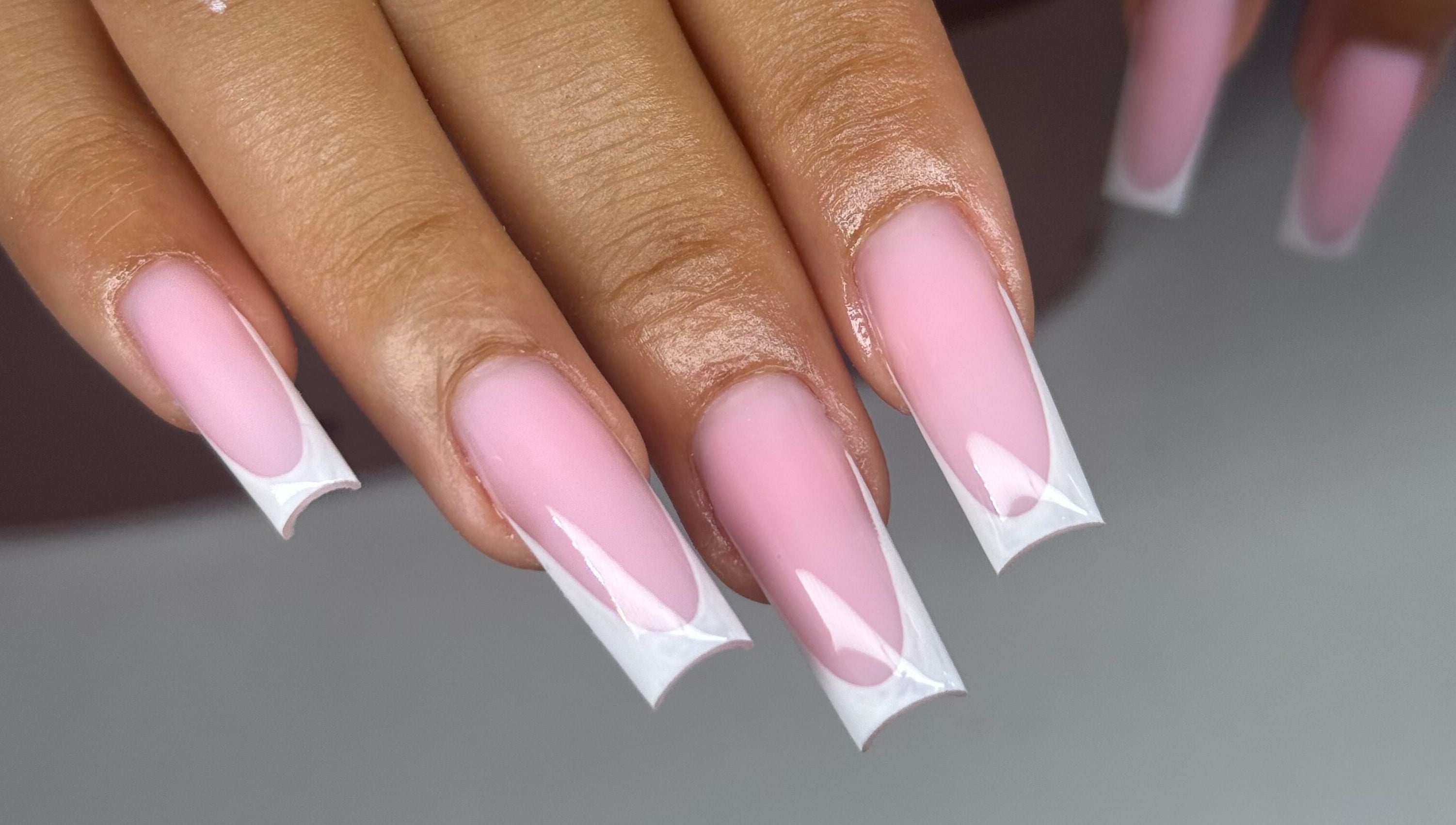 Manucure élégante chez Urnailsbysunny à Pointe à Pitre, FR, mettant en avant des ongles roses et blancs.