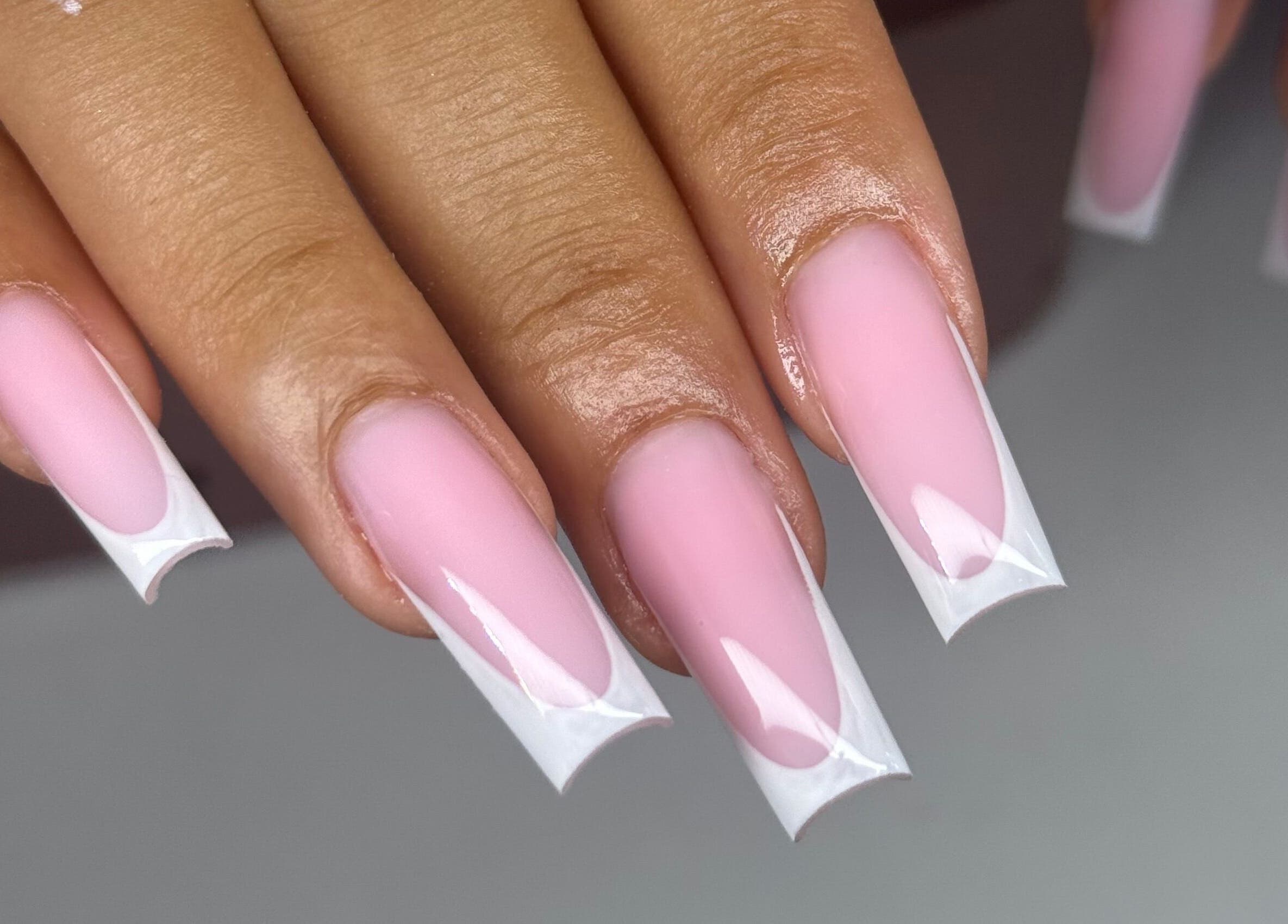 Manucure élégante chez Urnailsbysunny à Pointe à Pitre, FR, mettant en avant des ongles roses et blancs.