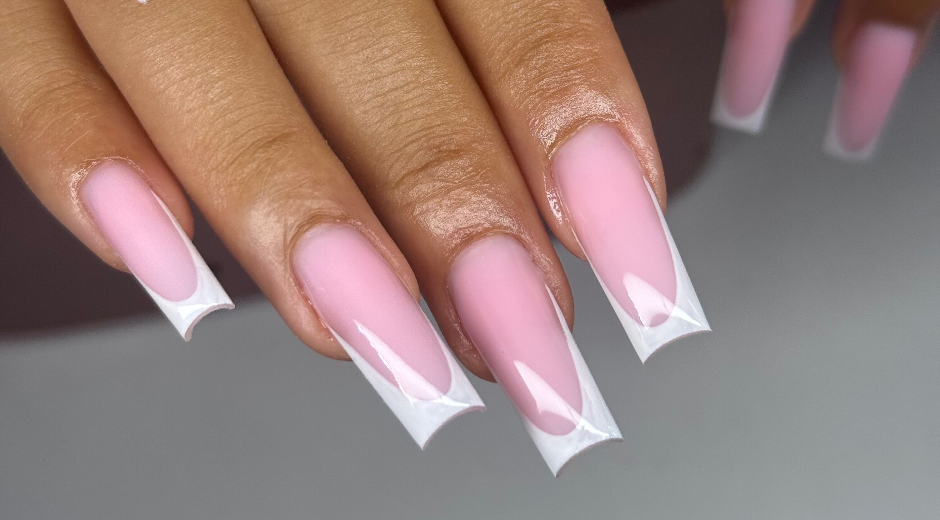 Manucure élégante chez Urnailsbysunny à Pointe à Pitre, FR, mettant en avant des ongles roses et blancs.