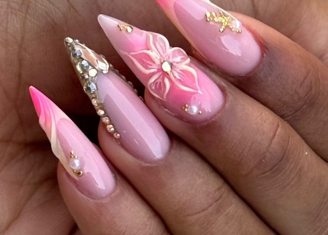 Nail art élégant avec strass et fleur à Urnailsbysunny, Pointe à Pitre, FR.