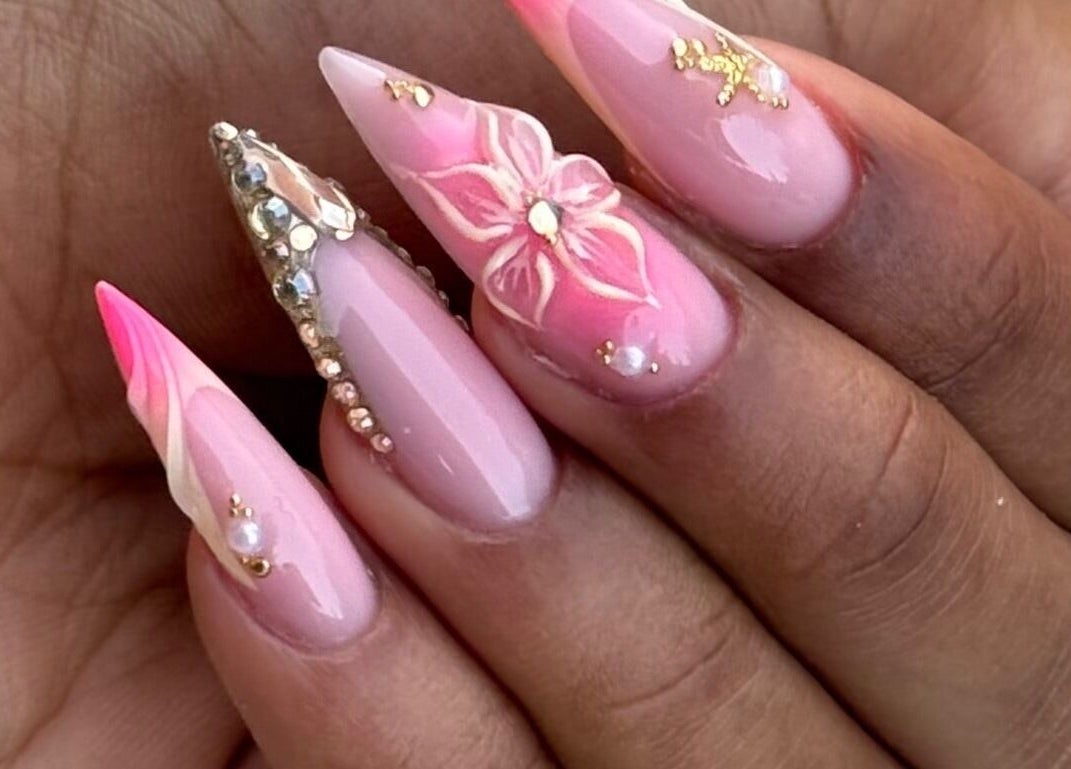 Nail art élégant avec strass et fleur à Urnailsbysunny, Pointe à Pitre, FR.